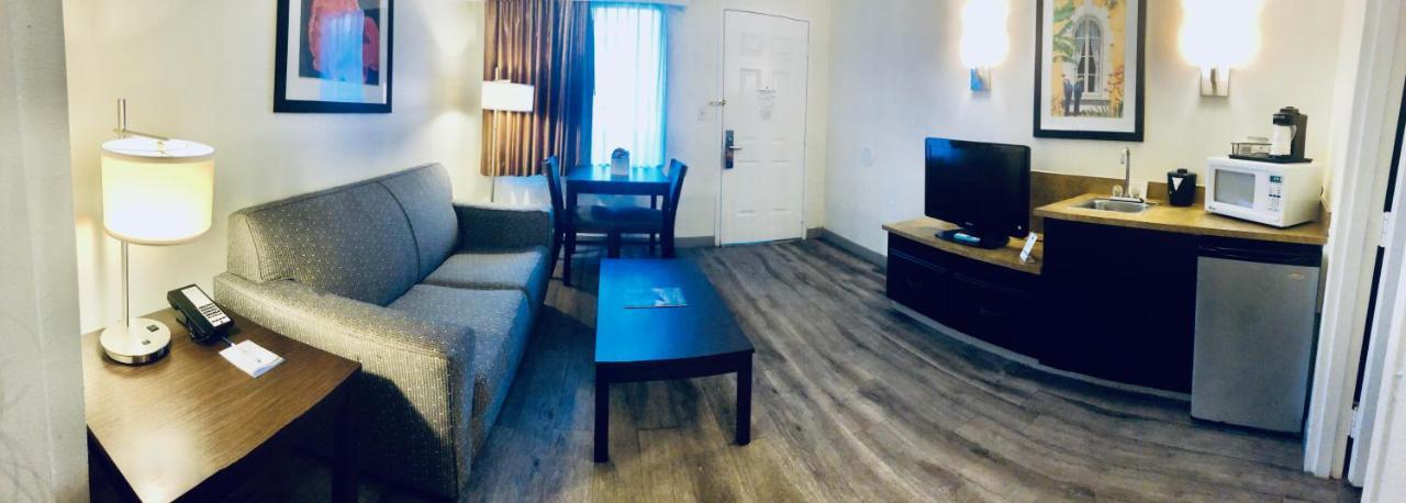 Baymont By Wyndham Tampa Near Busch Gardens 호텔 외부 사진